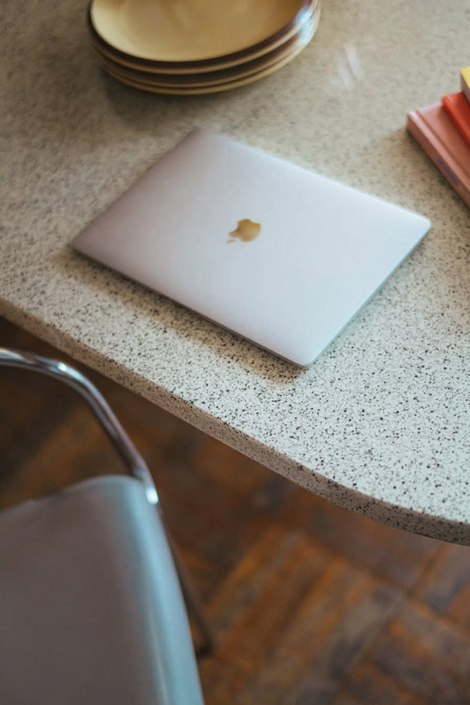 テクナ社製ダイニングテーブル(スクエア型)