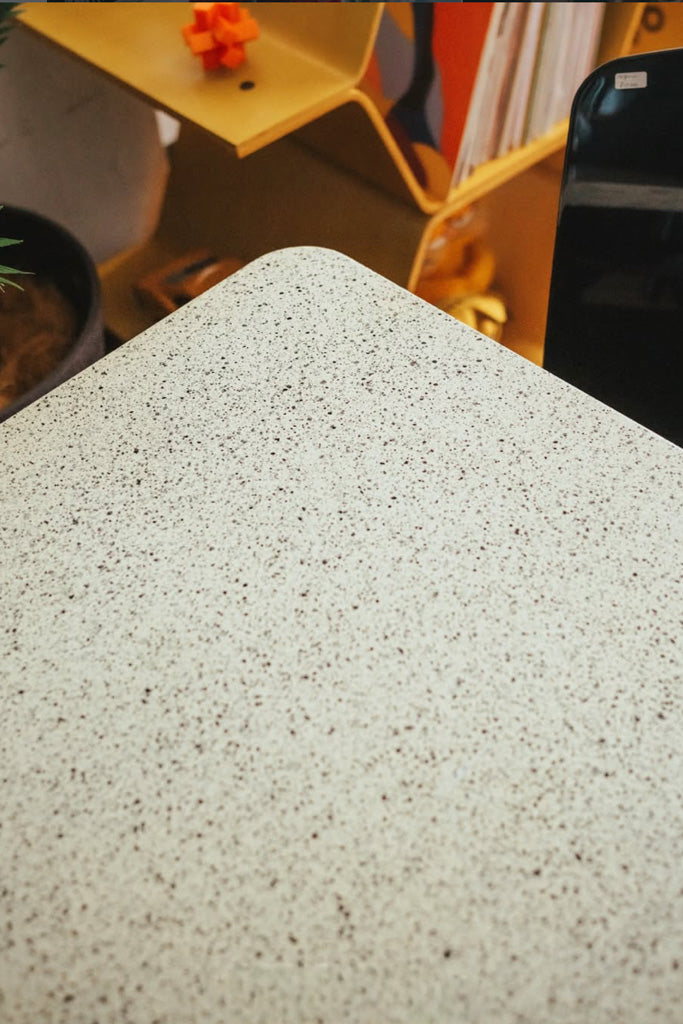 テクナ社製ダイニングテーブル(スクエア型)