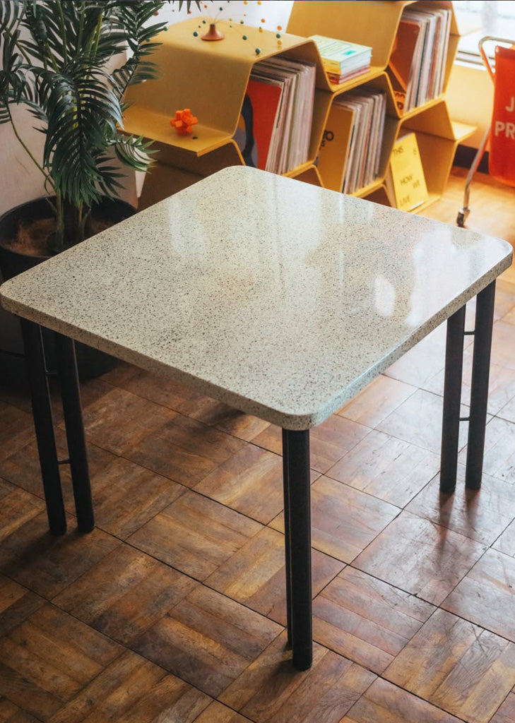 テクナ社製ダイニングテーブル(スクエア型)