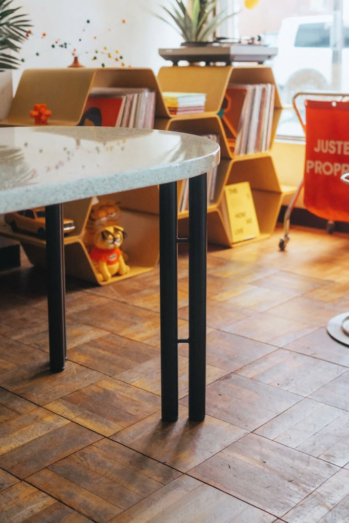 テクナ社製ダイニングテーブル(スクエア型)