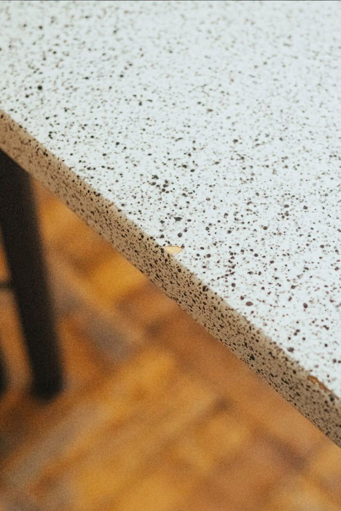 テクナ社製ダイニングテーブル(スクエア型)