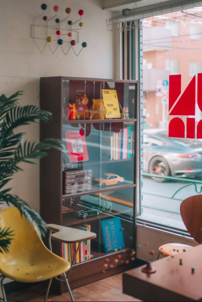 国産ガラス扉本棚