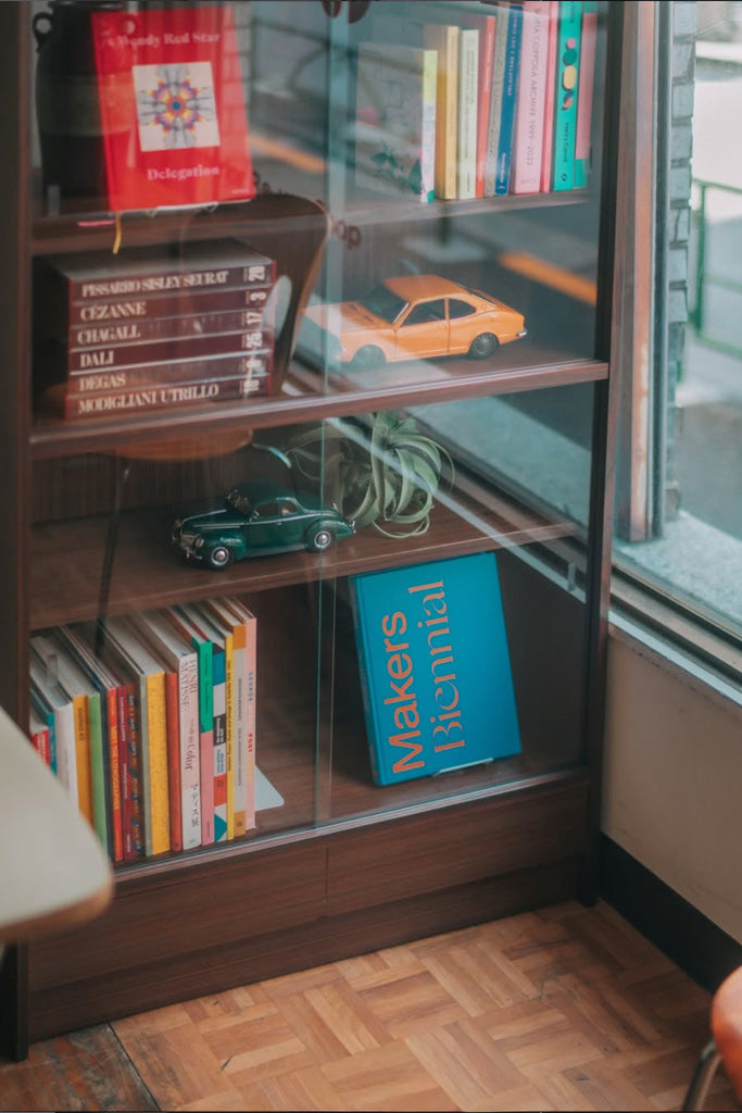 国産ガラス扉本棚