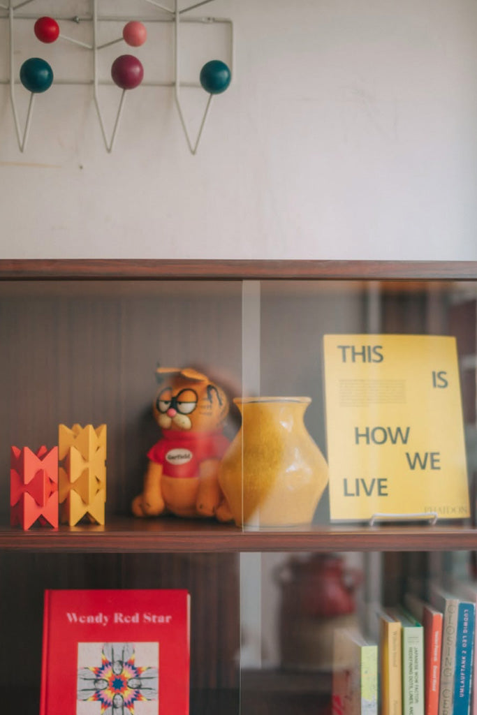 国産ガラス扉本棚