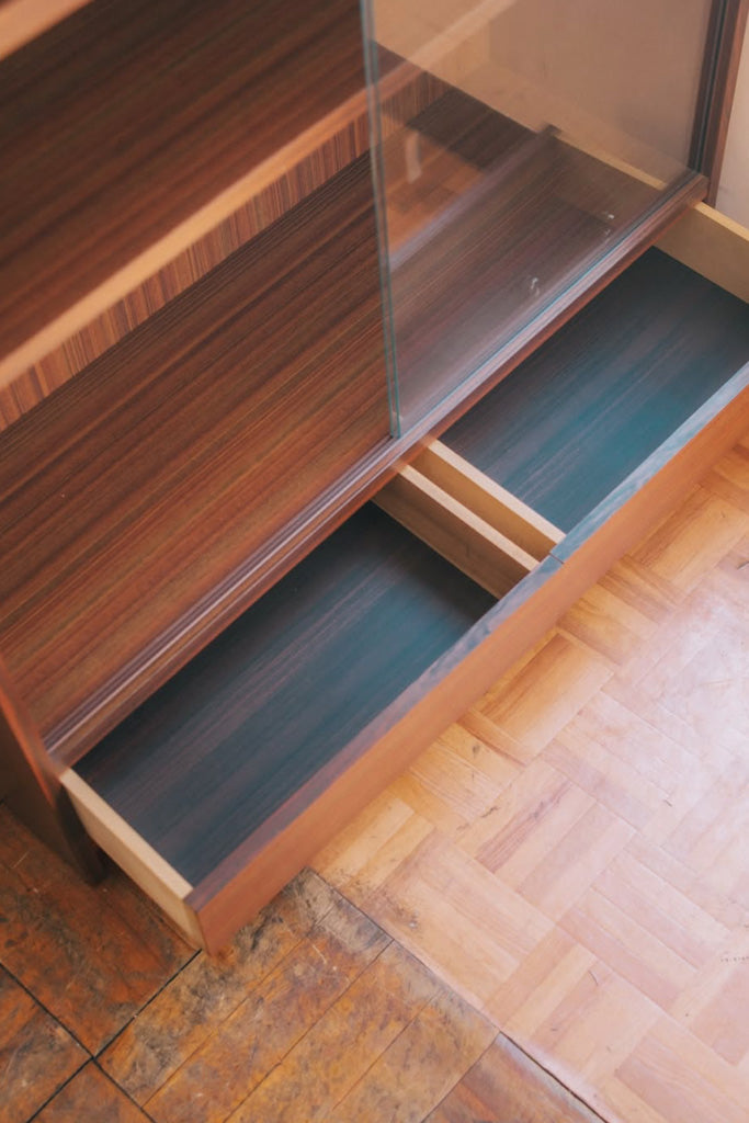 国産ガラス扉本棚