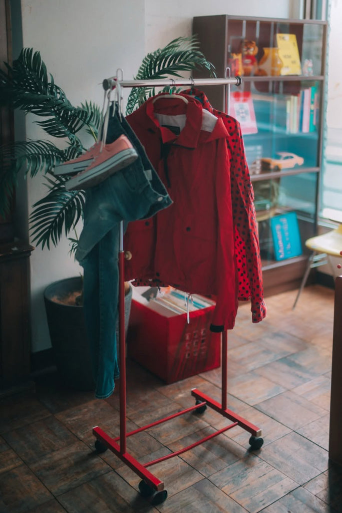 古いキャスター付きハンガーラック