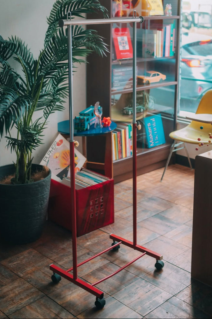 古いキャスター付きハンガーラック