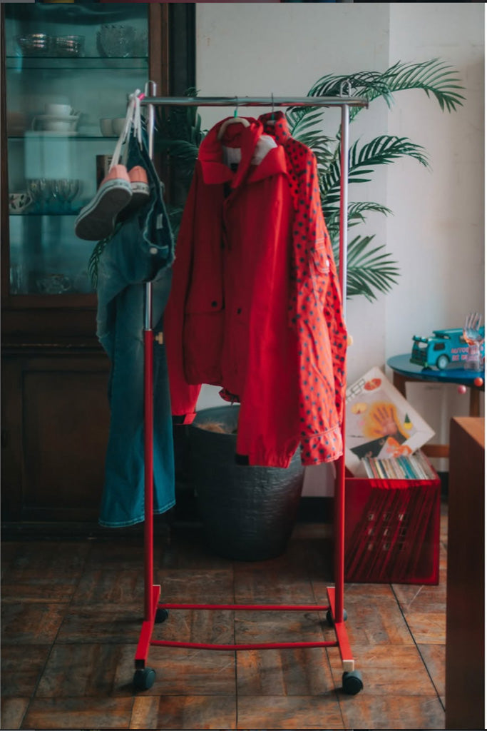 古いキャスター付きハンガーラック