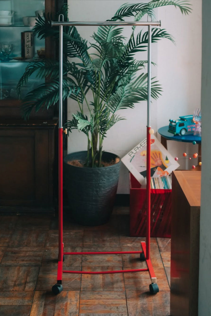 古いキャスター付きハンガーラック