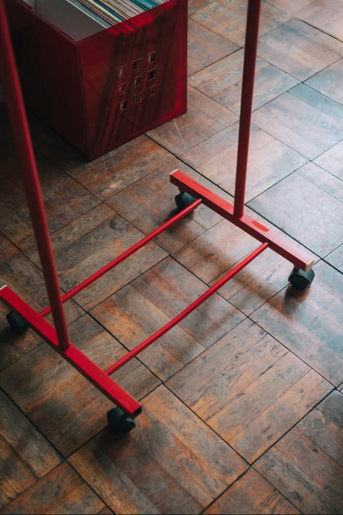 古いキャスター付きハンガーラック