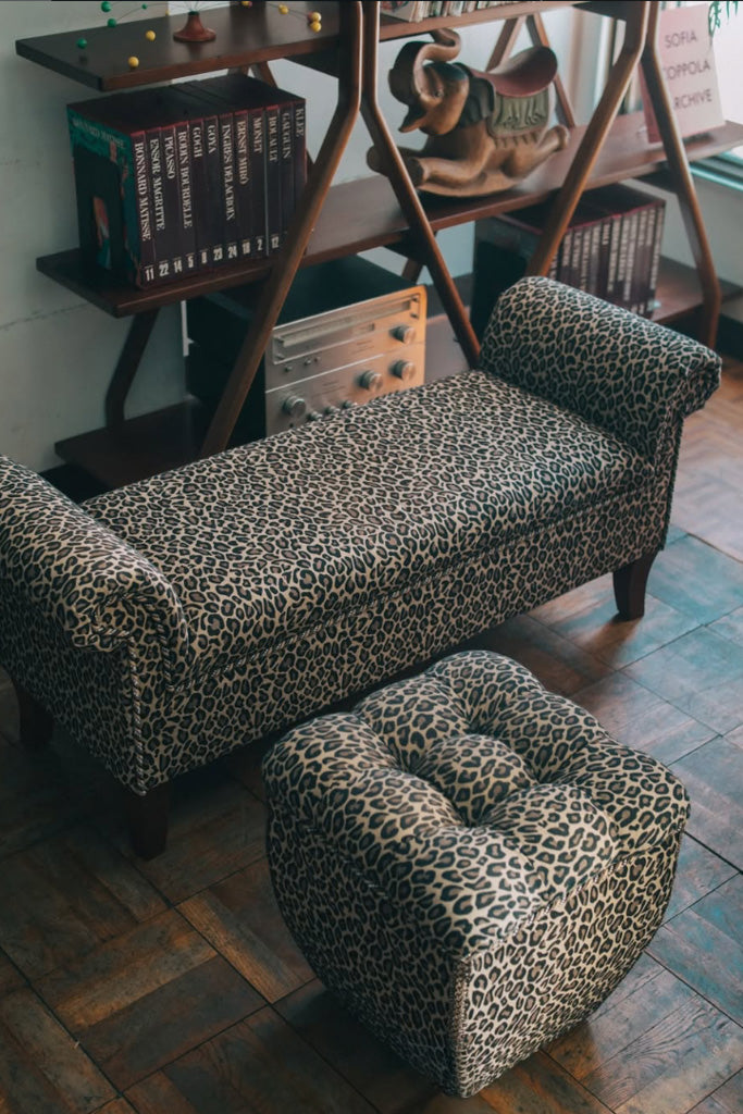 豹柄のベンチソファ
