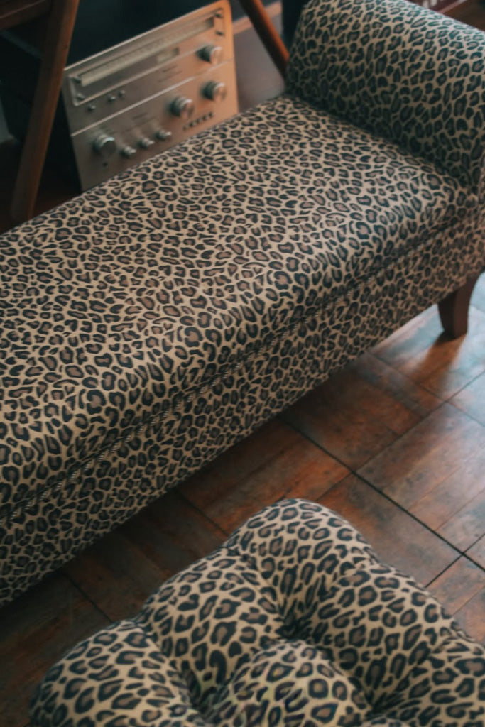 豹柄のベンチソファ