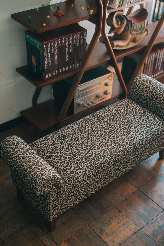 豹柄のベンチソファ