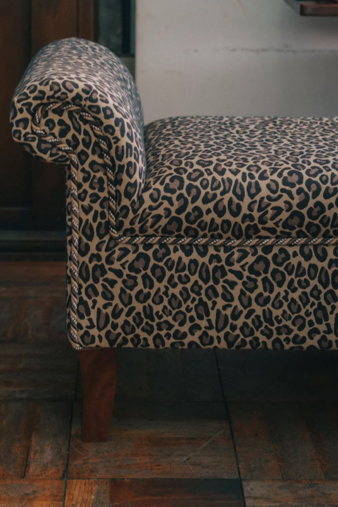 豹柄のベンチソファ