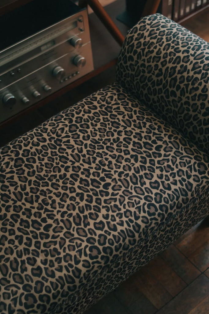 豹柄のベンチソファ