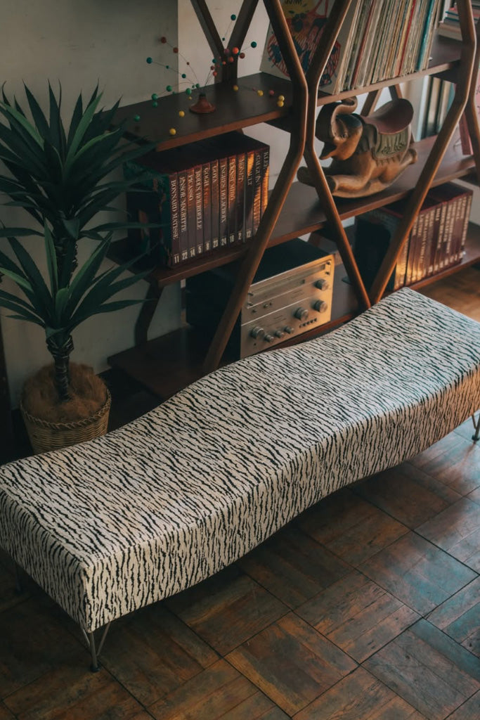 ゼブラ柄の波打つベンチ