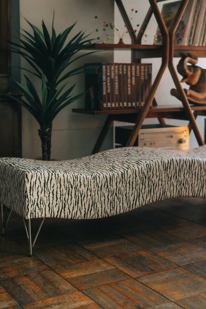 ゼブラ柄の波打つベンチ