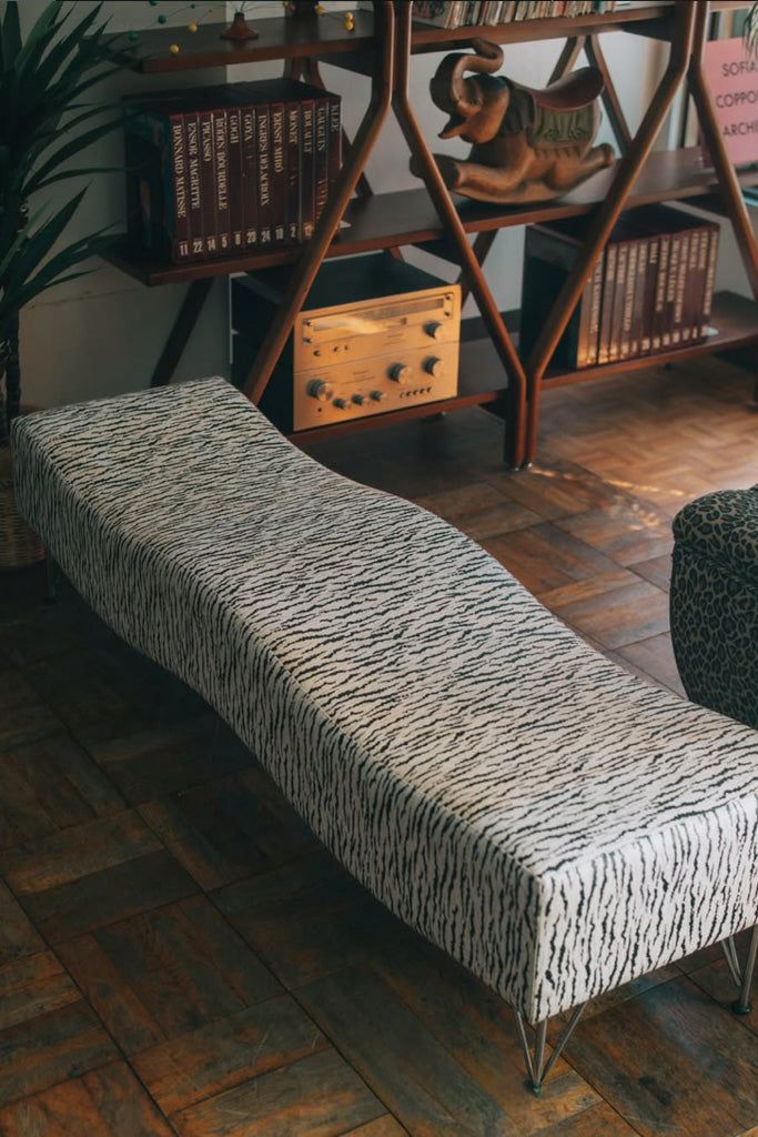 ゼブラ柄の波打つベンチ