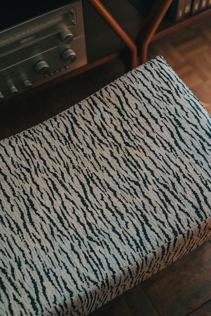 ゼブラ柄の波打つベンチ