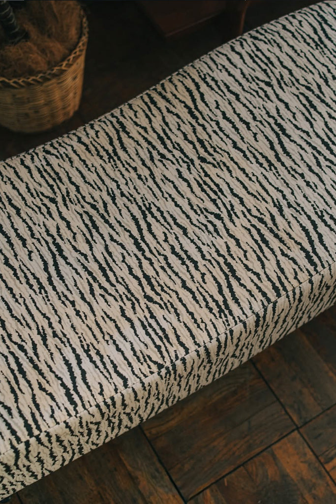 ゼブラ柄の波打つベンチ