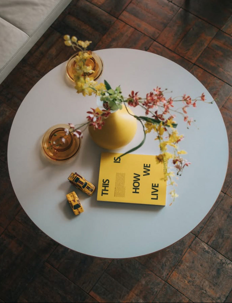 白いラウンドローテーブル