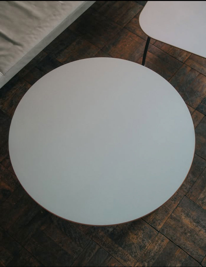 白いラウンドローテーブル