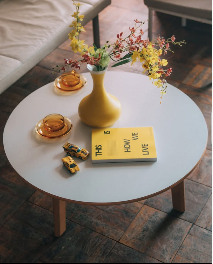 白いラウンドローテーブル