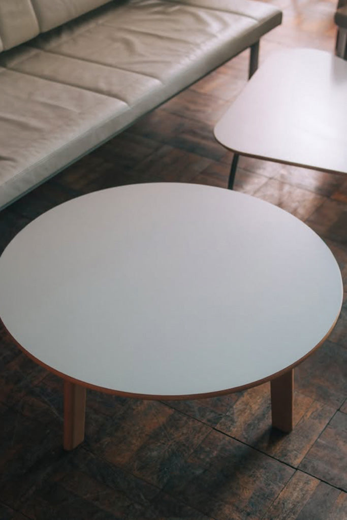 白いラウンドローテーブル