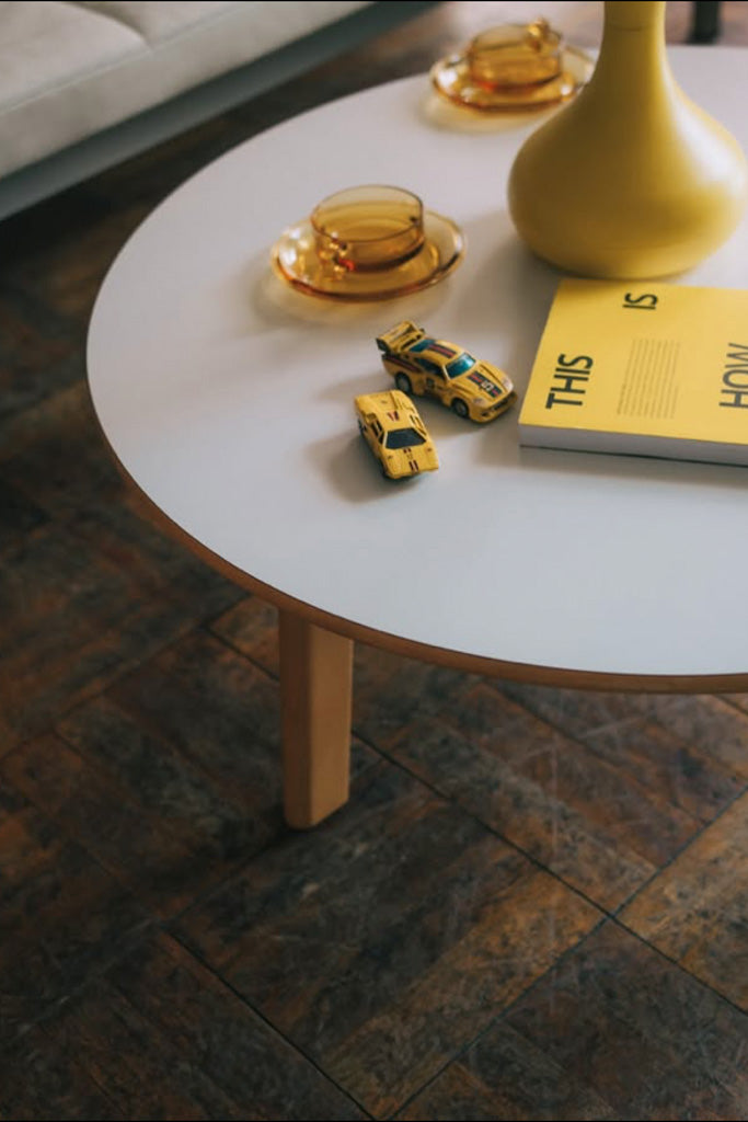 白いラウンドローテーブル