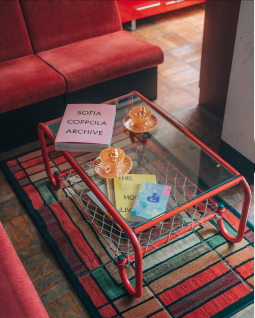 赤いパイプフレームローテーブル