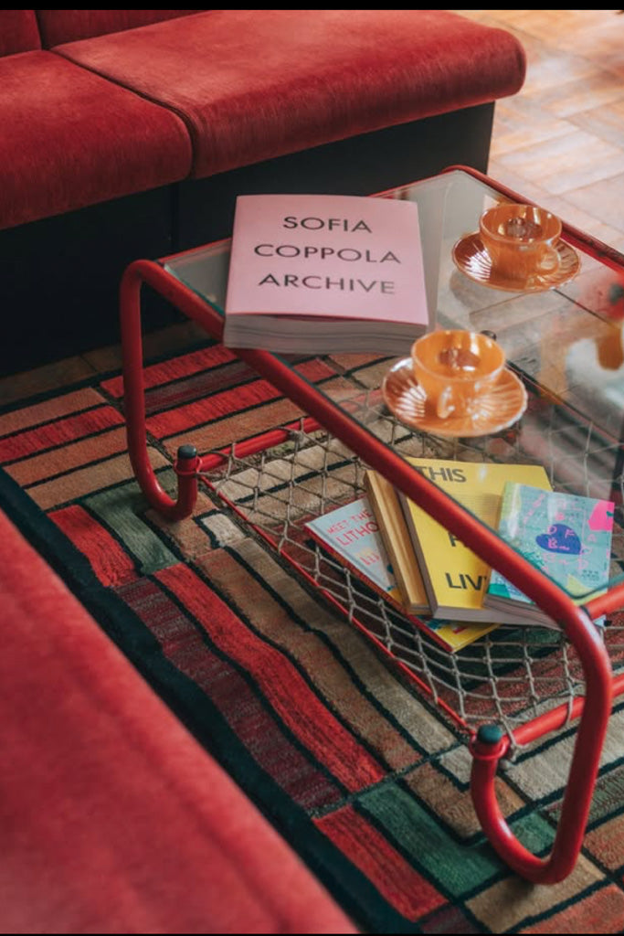 赤いパイプフレームローテーブル