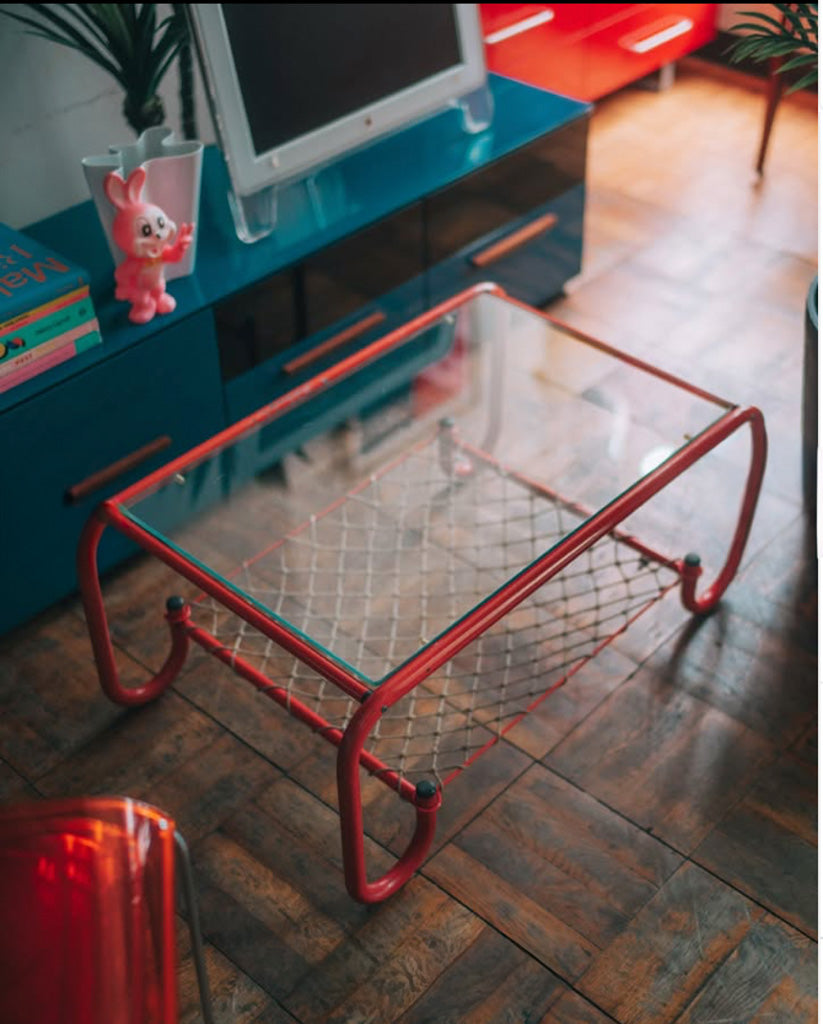 赤いパイプフレームローテーブル