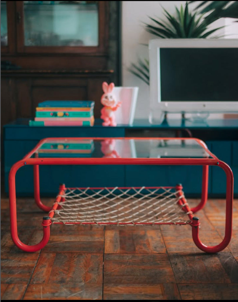 赤いパイプフレームローテーブル