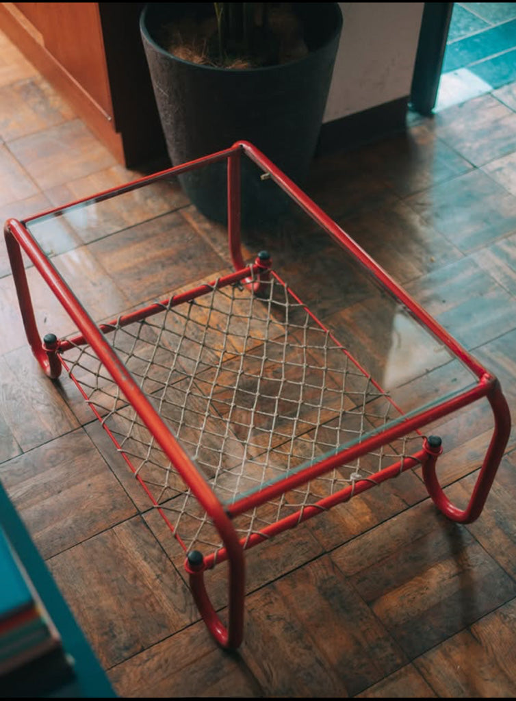 赤いパイプフレームローテーブル