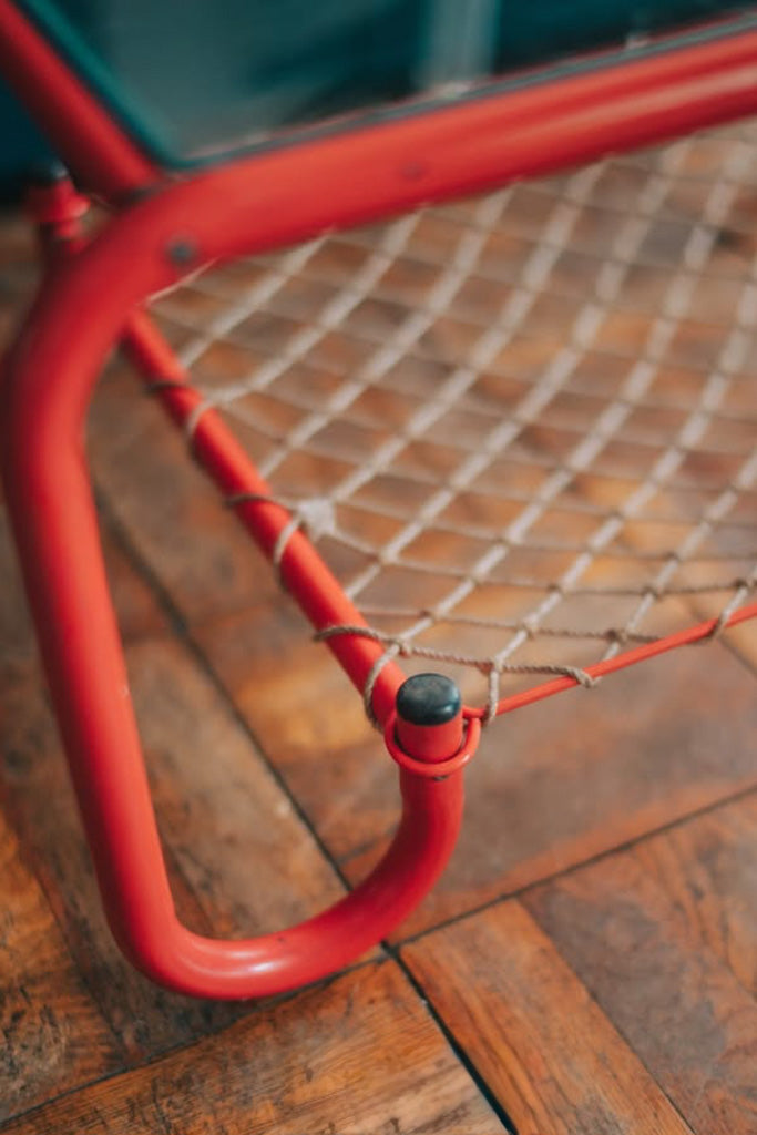 赤いパイプフレームローテーブル