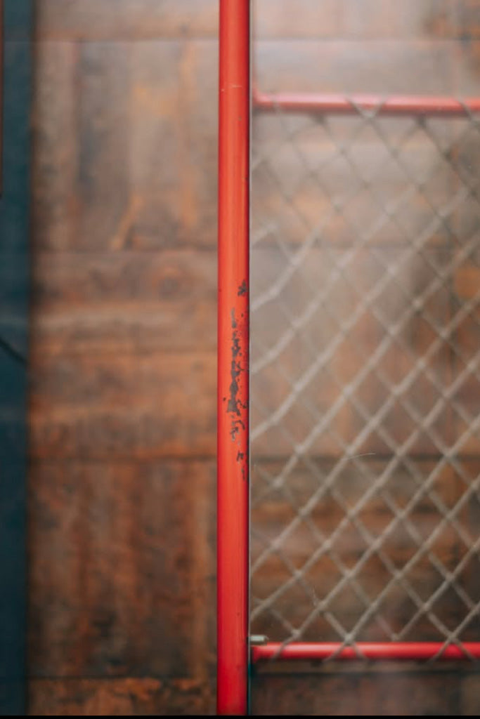 赤いパイプフレームローテーブル