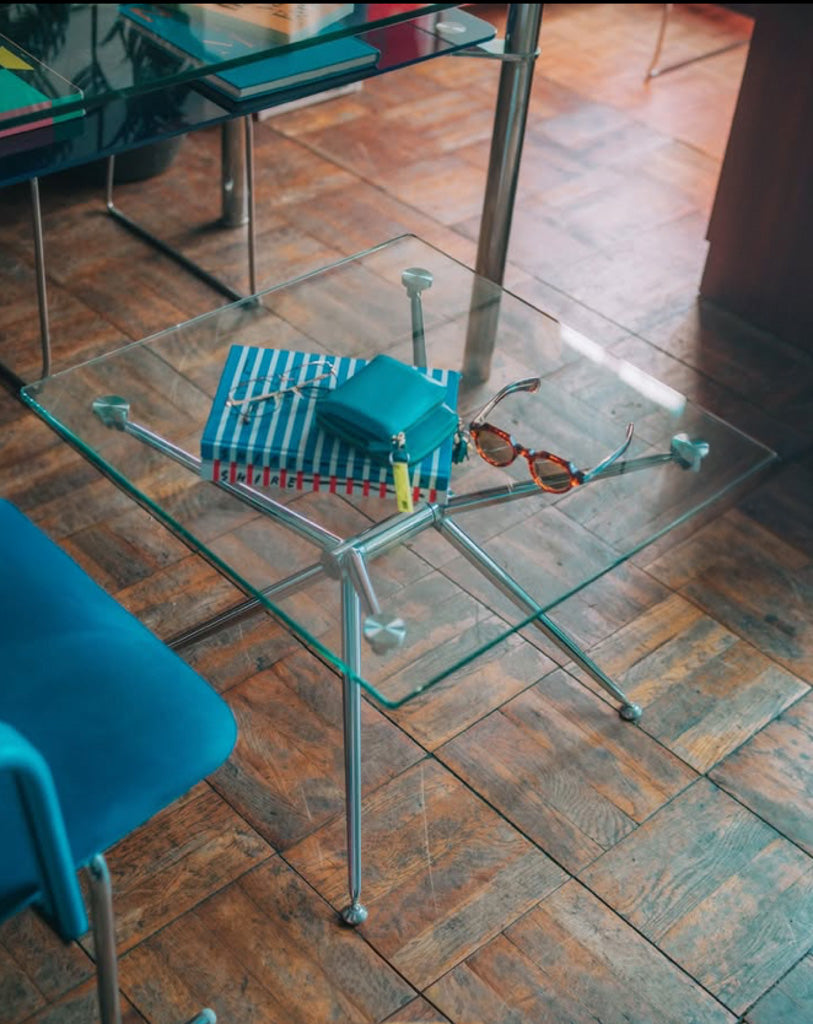スクエア型ガラスローテーブル
