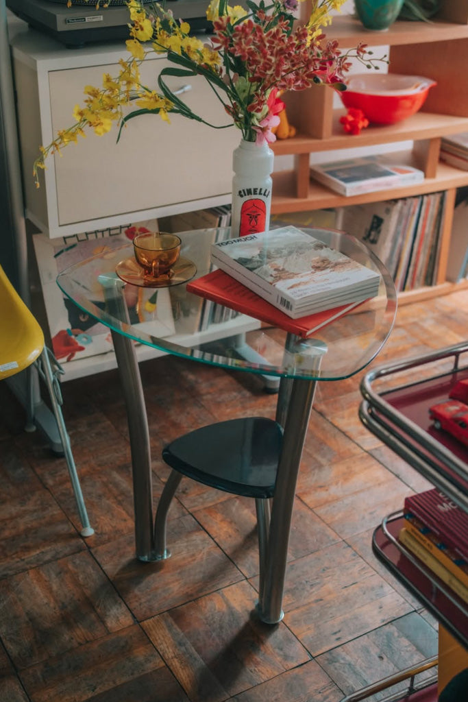 三角形ガラスサイドテーブル