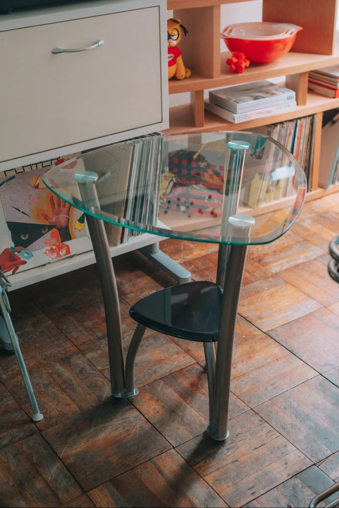 三角形ガラスサイドテーブル