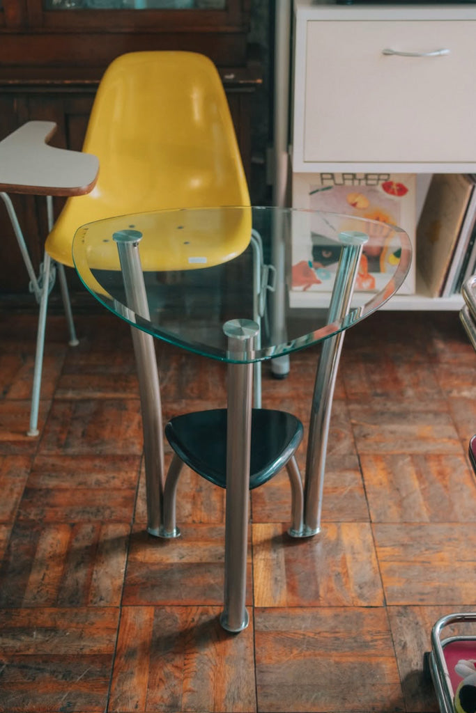 三角形ガラスサイドテーブル