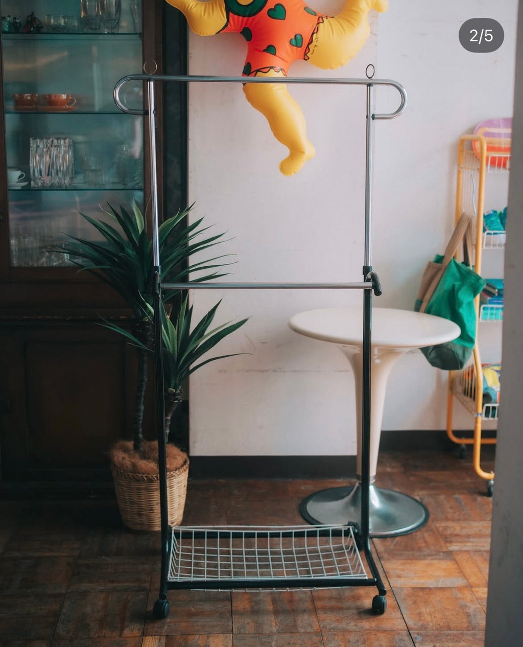 黒いハンガーラック