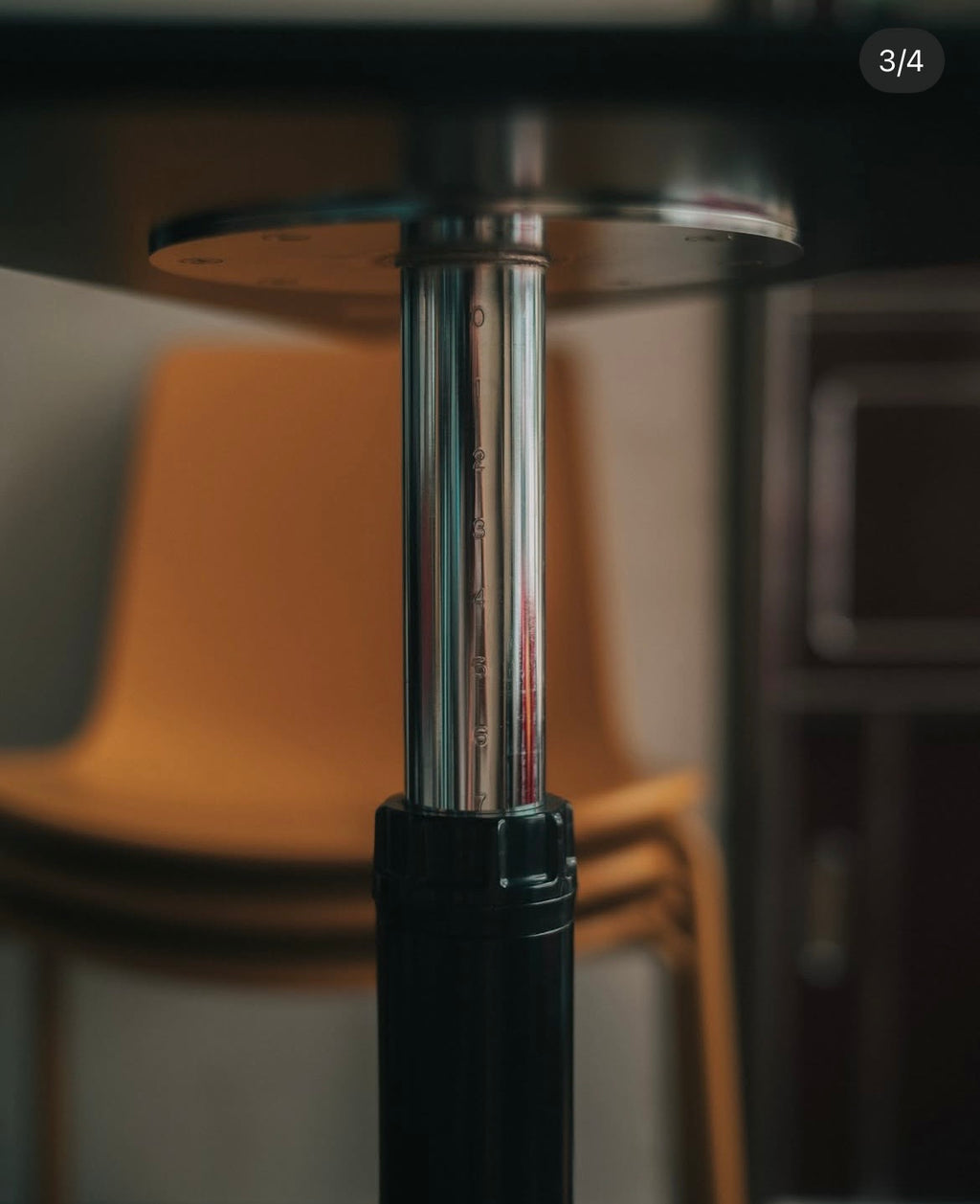 Oliver 三角形スチールテーブル